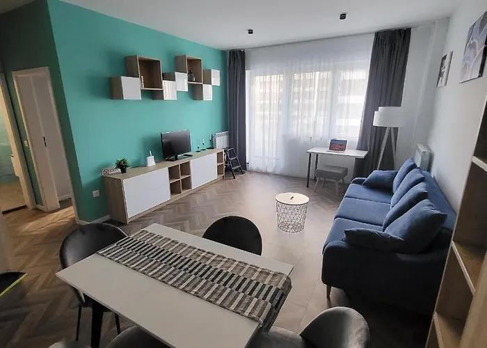 New Luxury Apartment Next To Subway With Garage