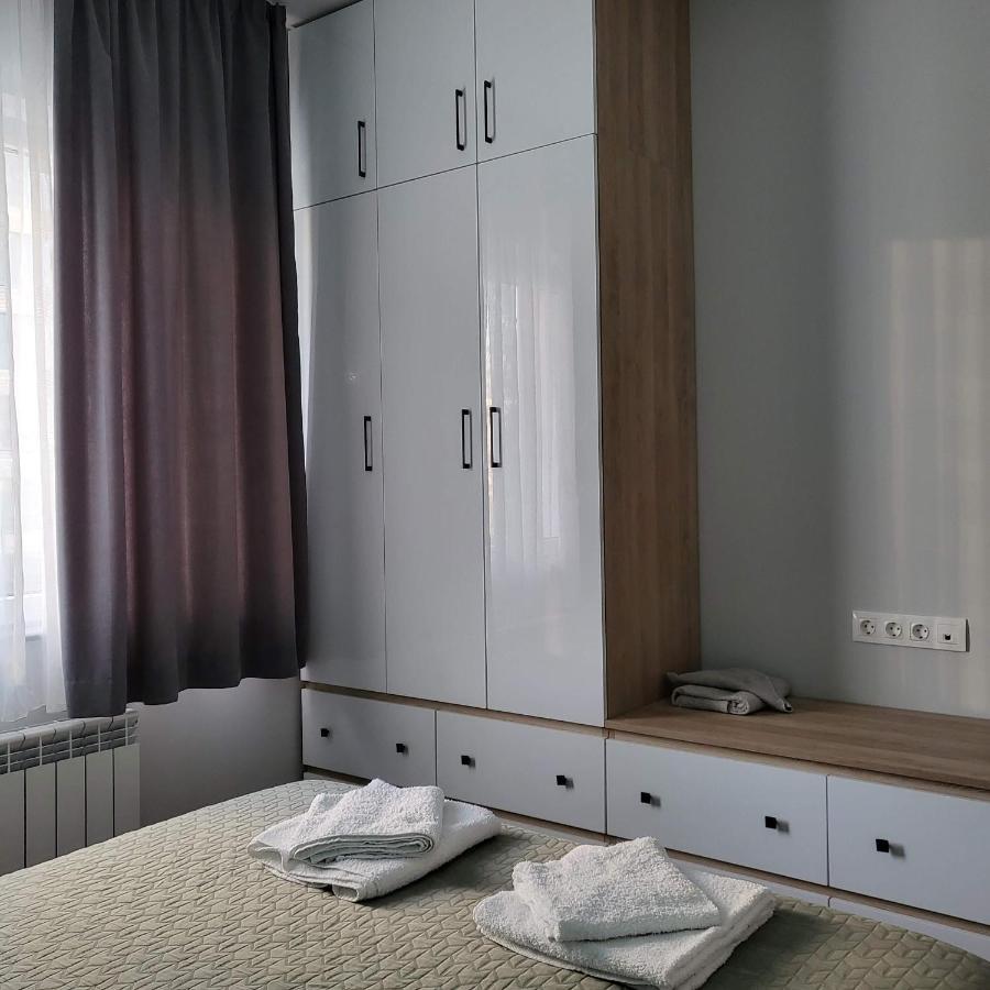 New Luxury Next To Subway With Garage Apartment *