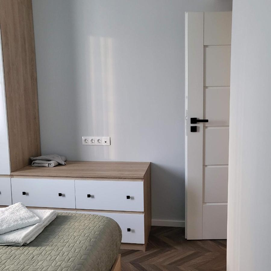 New Luxury Next To Subway With Garage Apartment *